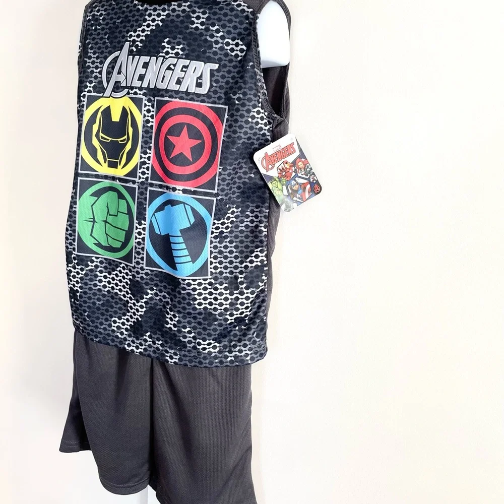 🆕Boy’s Marvel Avengers Shirt/Shorts Set Size 6